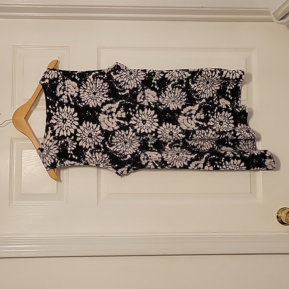 Vince Camuto Sleeveless Top - Picture 2 of 2